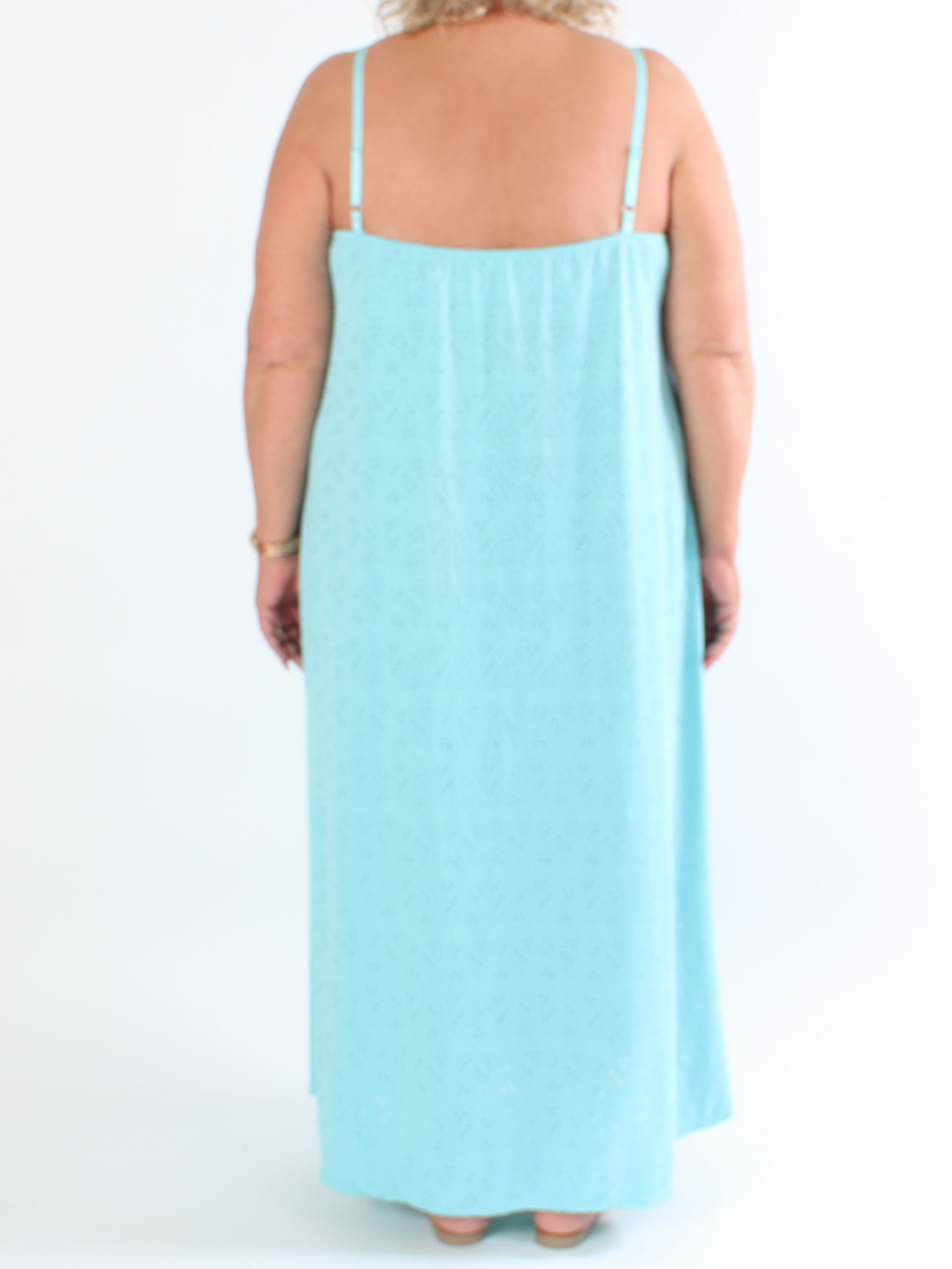 Emilie - Plus size-klänning i mjukt tyg med broderie anglaise